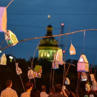 Lanterns being held by people in front of the Capital in Columbia, SC